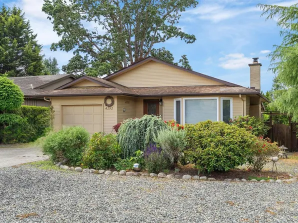 4252 Panorama Dr, Saanich, BC V8X 4X6