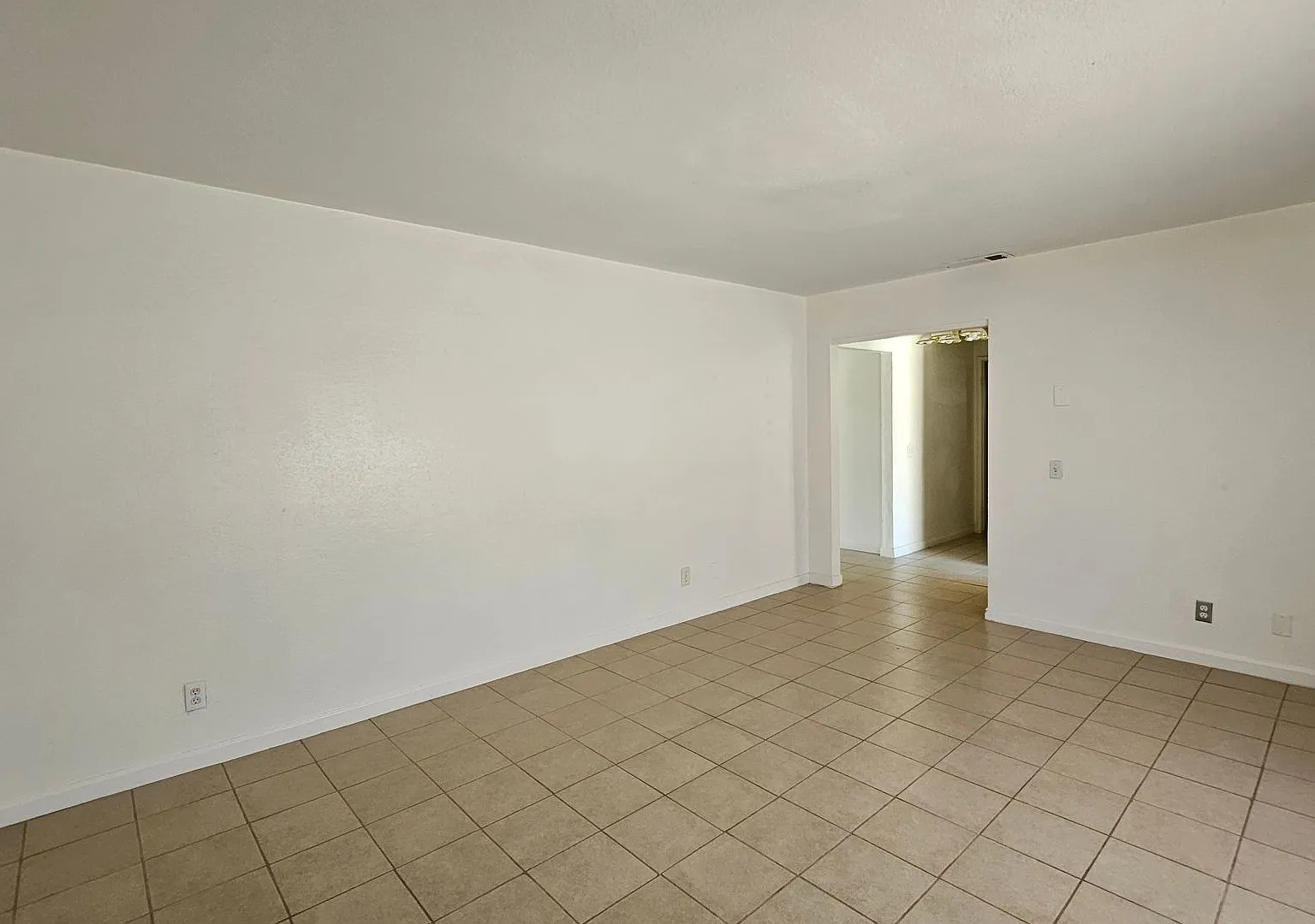 Charming and Comfortable - 4bd / 2bth - Move In Ready Home! Natural Gas and Sewer! — Photo 3