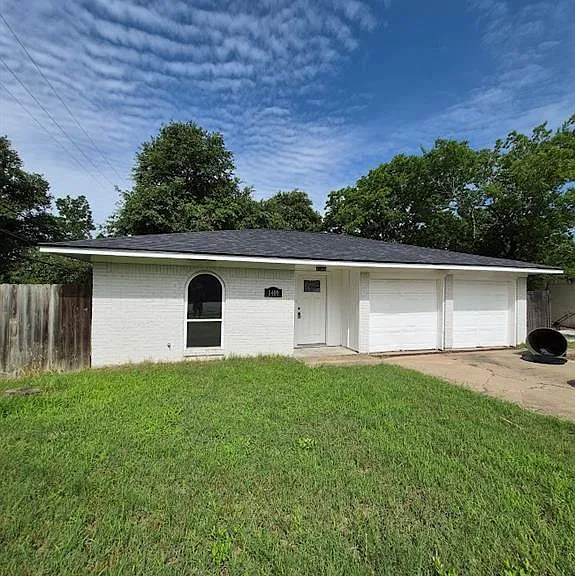 1409 Broadmoor Dr — Photo 2