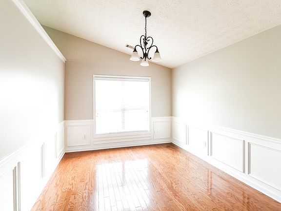 5th image of 320 Ballyshannon Dr