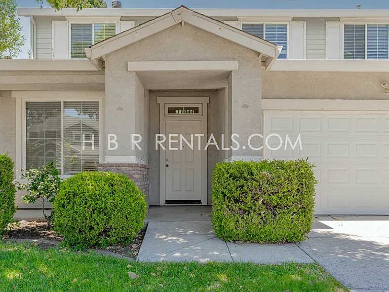483 Summer Ln — Photo 3
