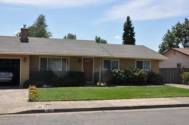 197 NW Blossom Dr photo 1