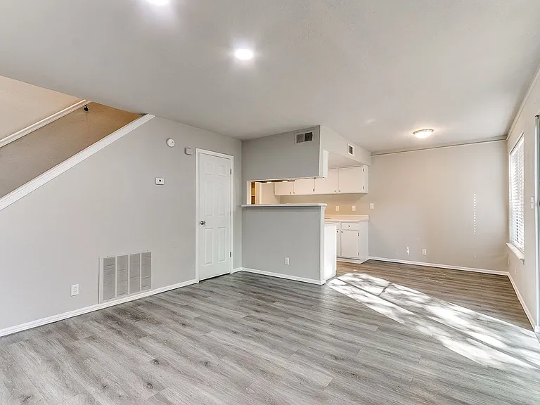1113 W Fulton St — Photo 7