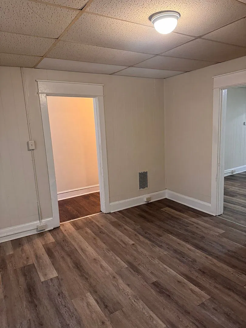 3 bedroom, 1 bath, 2 story half double house — Photo 4