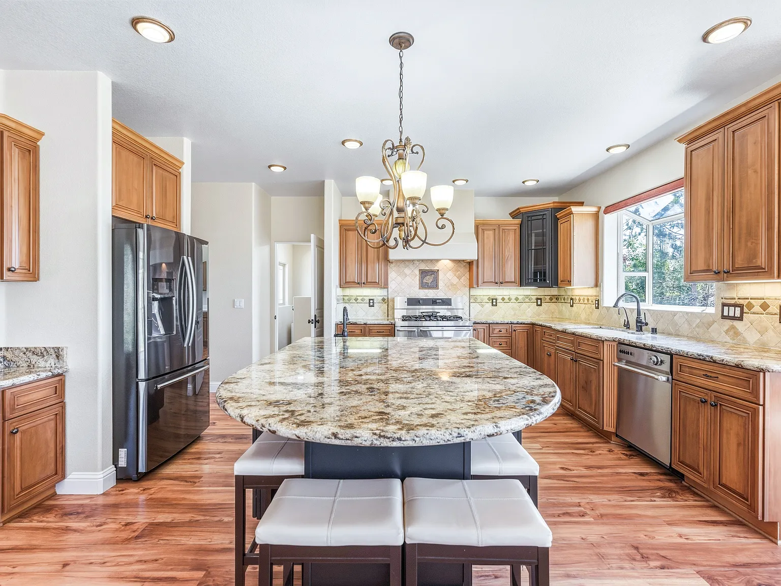 3 bed, 3.5 bath, 3566 sqft, $6,000 — Photo 3