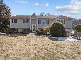 6 Hunters Crossing Dr, Coventry, RI 02816