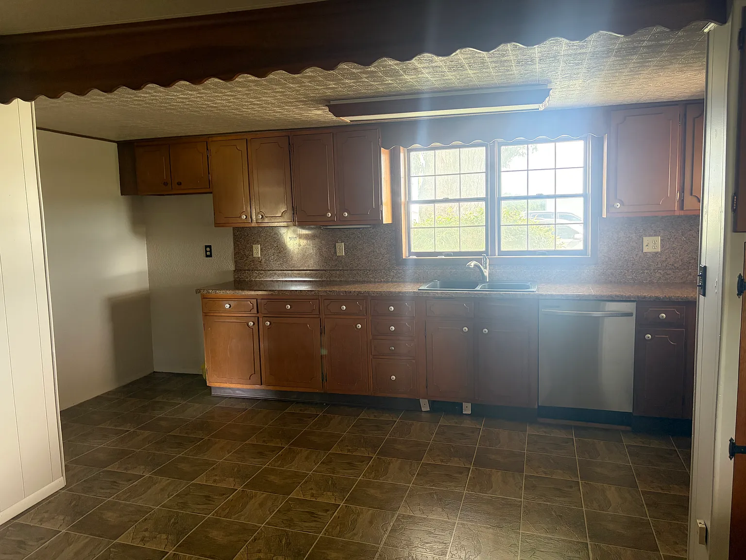 3 bed, 2500 sqft, $1,200 — Photo 2