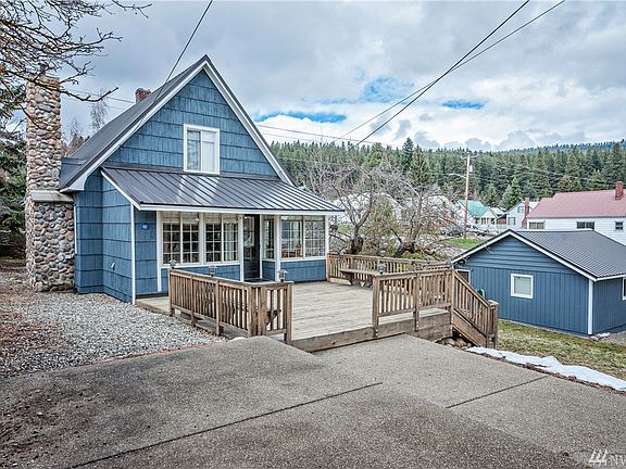 Wonderful Roslyn Home that sits on a double lot plus a 2 car garage!