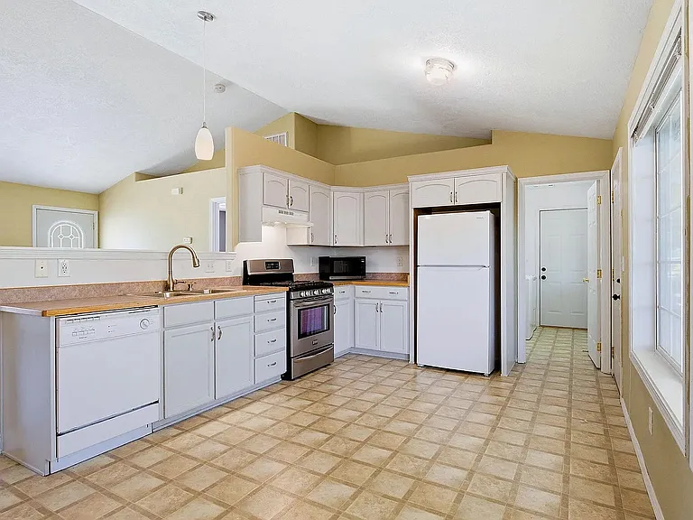 305 Blackberry Ct — Photo 5