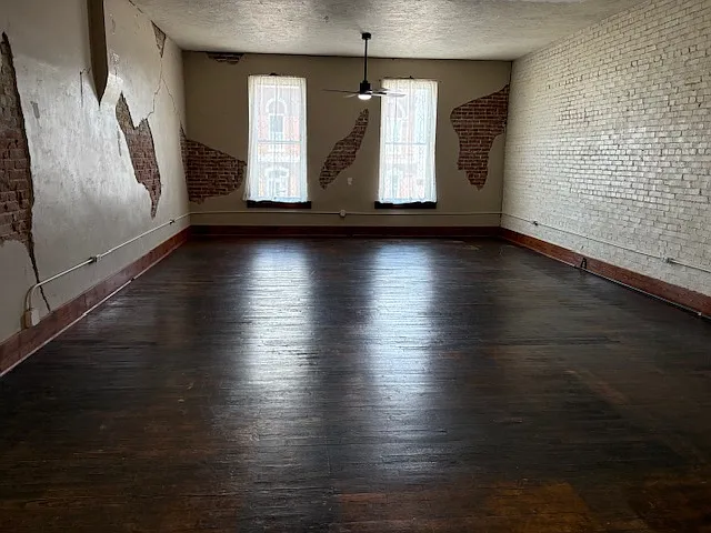 Studio, 1300 sqft, $1,000 — Photo 1