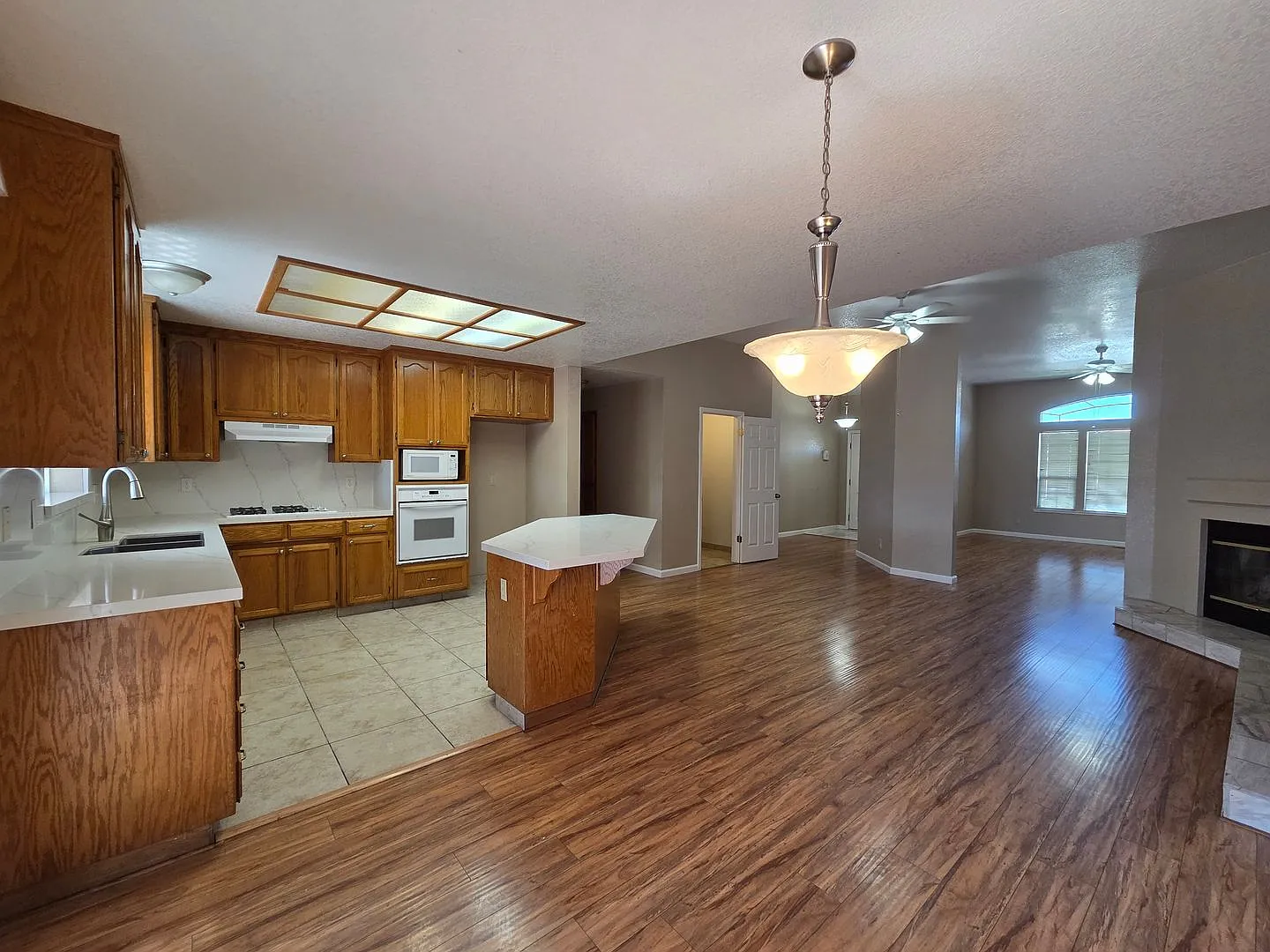Single story 3bed/2bath with 2 car garage — Photo 1