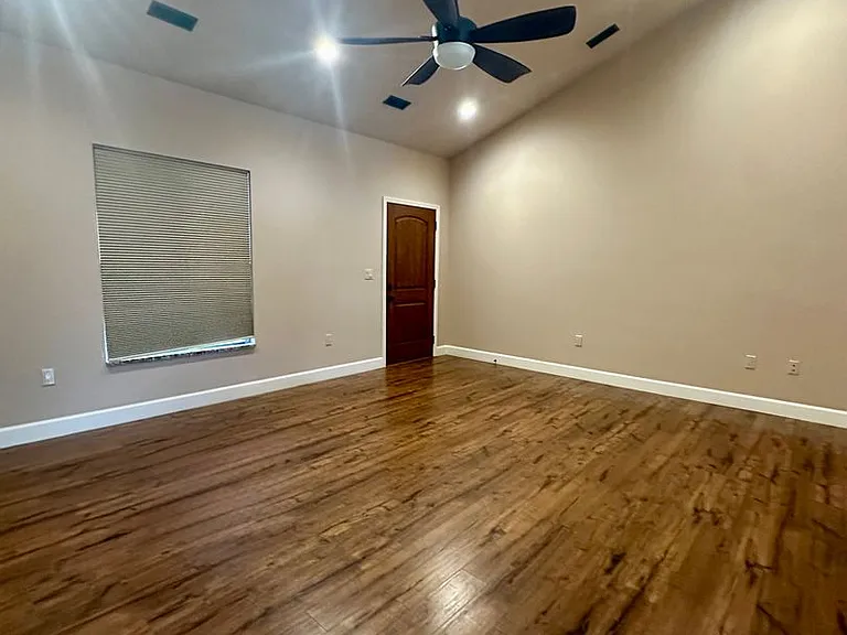 213-215 Pebblestone Ln — Photo 5