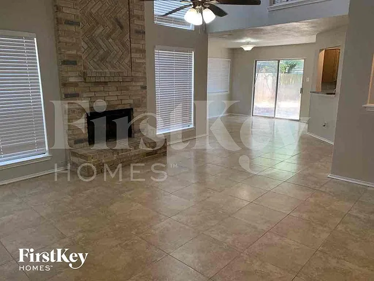 2322 Piddler Dr — Photo 2