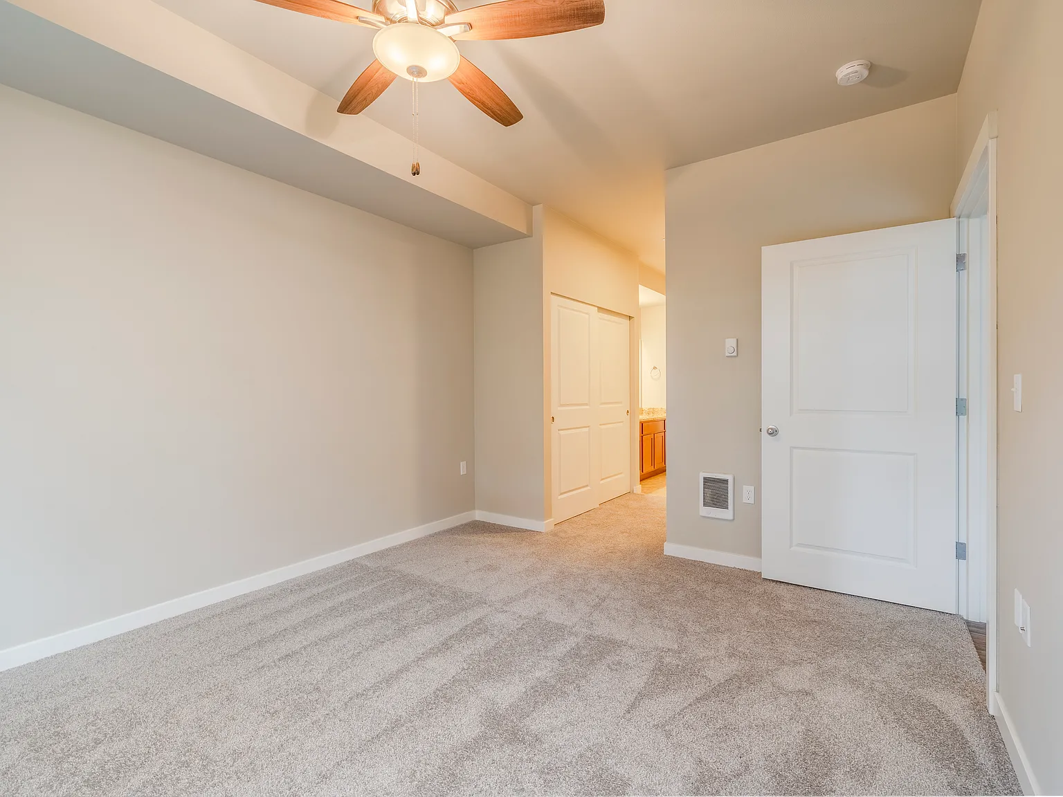 Olympus Court Apartments — Photo 4