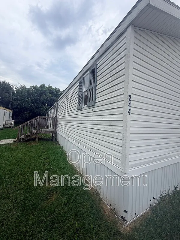3 bed, 2.0 bath, 1120 sqft, $1,024 — Photo 2