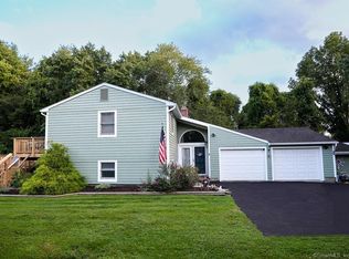 3 Country Club Dr, Baltic, CT 06330