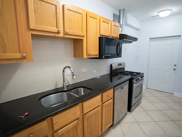 2416 N Greenview Ave #G — Photo 6