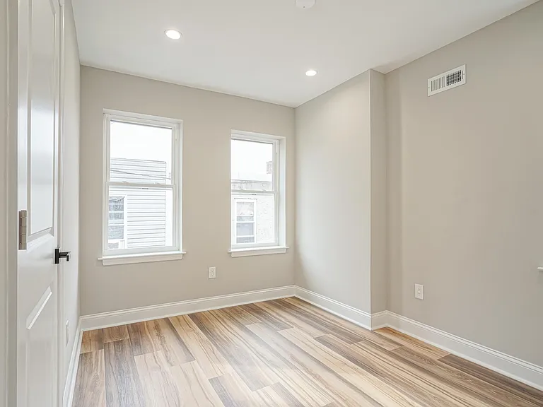 1539 S Wilton St — Photo 14