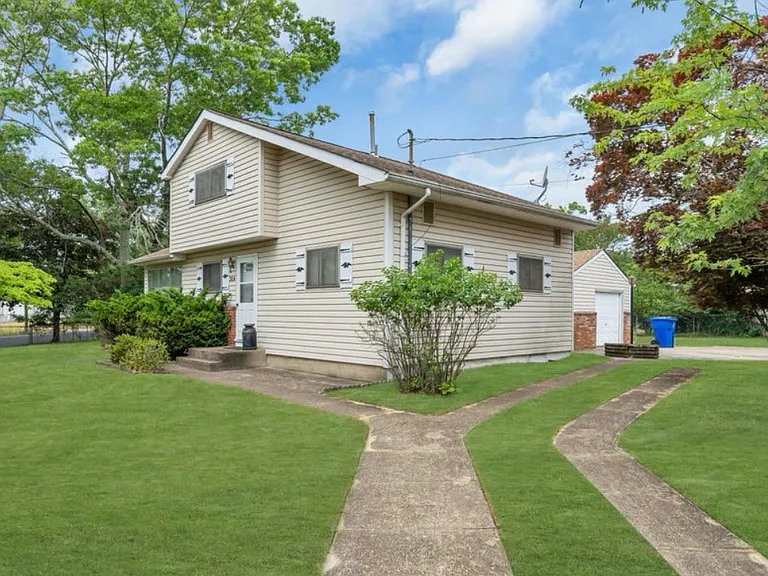 304 Lillian Ln — Photo 6