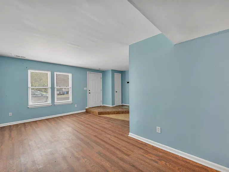 717 Wolftrap Ln — Photo 2