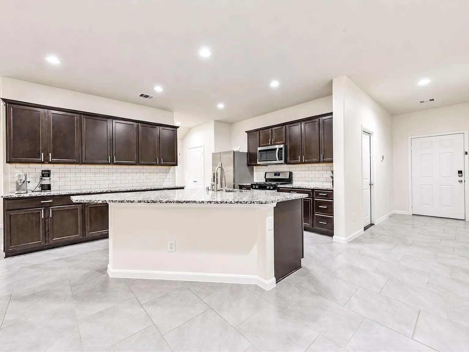 4 bed, 4.0 bath, 2098 sqft, $2,150 — Photo 3