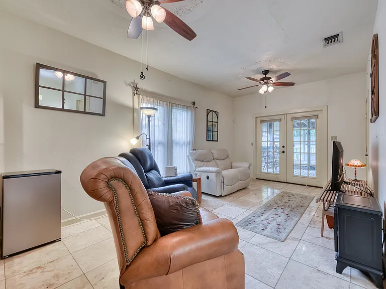 222 S Academy Ave — Photo 14