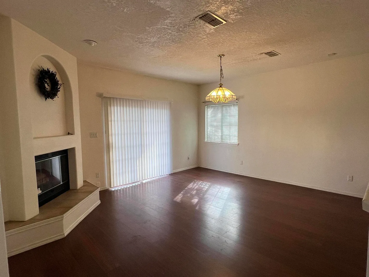 4 bed, 2.5 bath, 2045 sqft, $2,500 — Photo 4