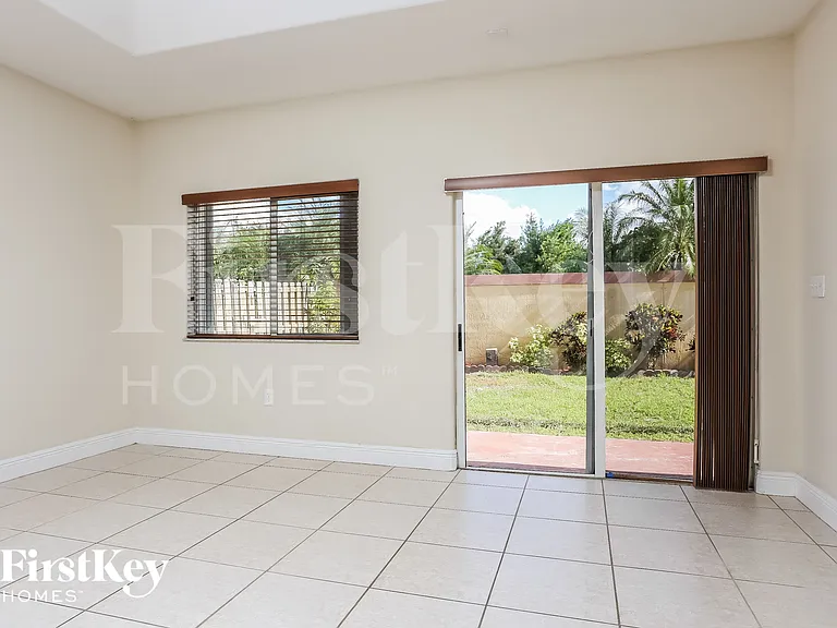 213 SW 15th Pl — Photo 5