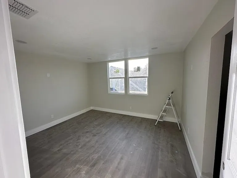 231 W 5th St — Photo 9