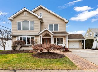 42 Primrose Ln, Levittown, NY 11756