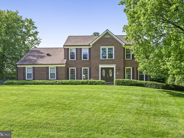 9728 Days Farm Dr, Vienna, VA 22182