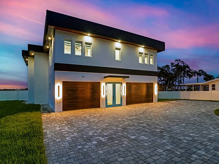 711 Tropical Dr — Photo 1