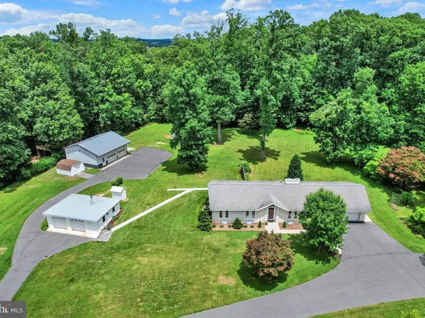 1063 Porters Rd, Spring Grove, PA 17362
