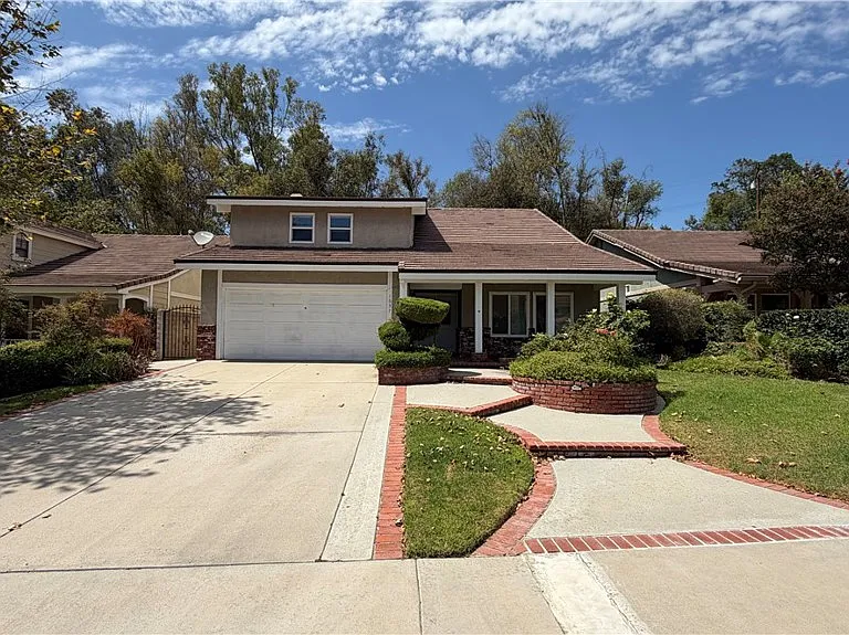 1637 Peacock Ln — Photo 1