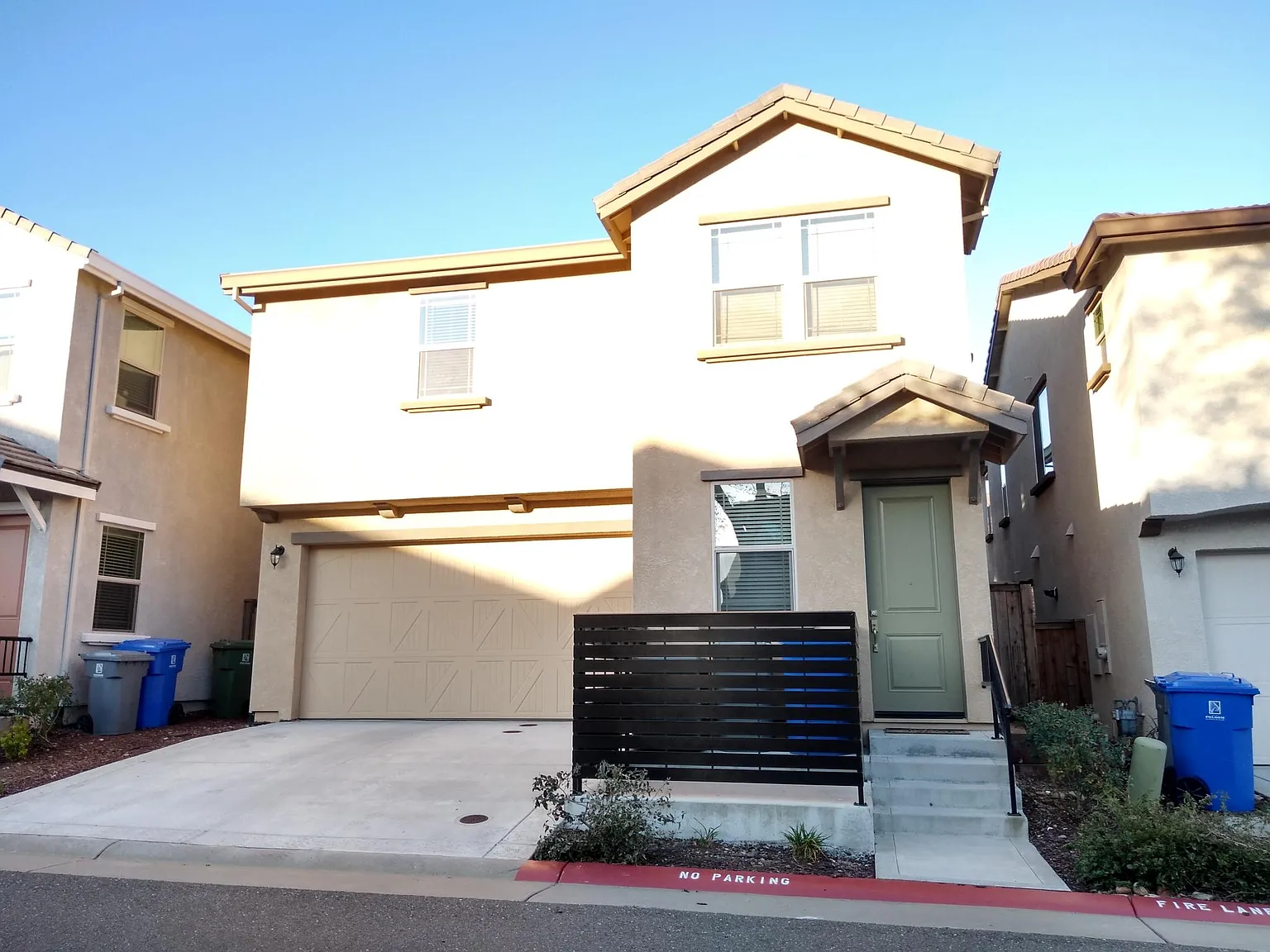 687 Addison Ln — Photo 3