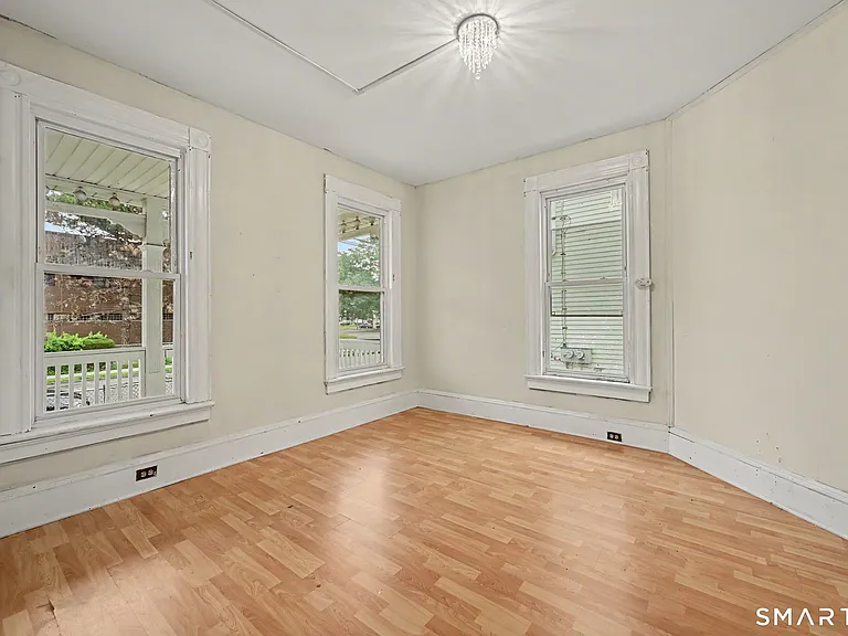 135 Sherwood Ave — Photo 10
