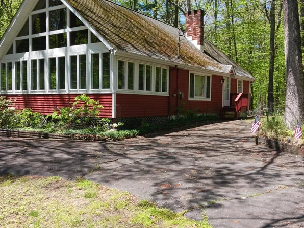 107 Fawn Lake Dr, Dingmans Ferry, PA 18328
