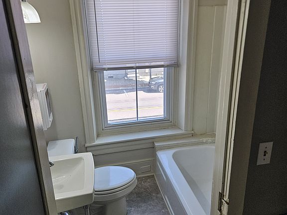 3rd image of 18 E Main St APT 3