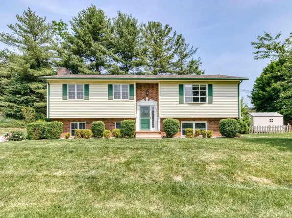 2490 Glade Dr SE, Christiansburg, VA 24073