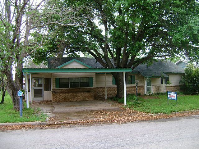 Front View of 1105 Elm