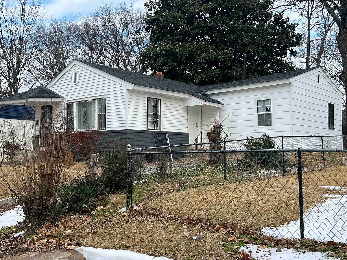 Building Photo - 318 Red Oak St