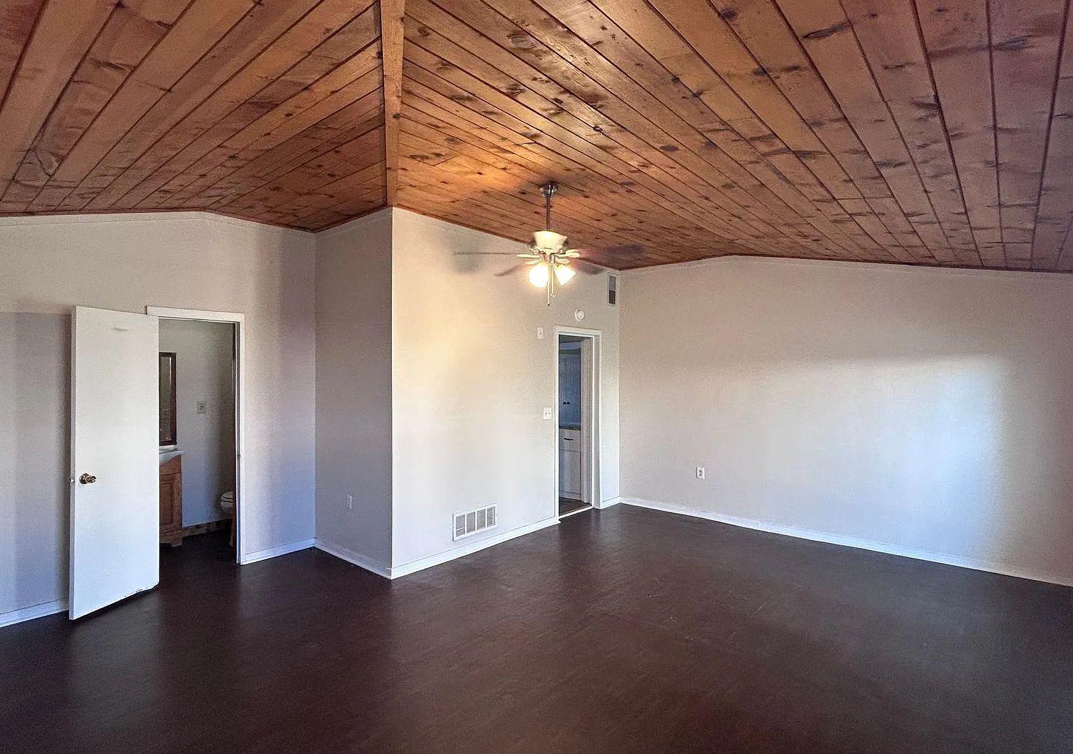 FOUR bedroom in Prime Location! — Photo 1