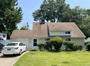 7 Hope Ln, Hicksville, NY 11801