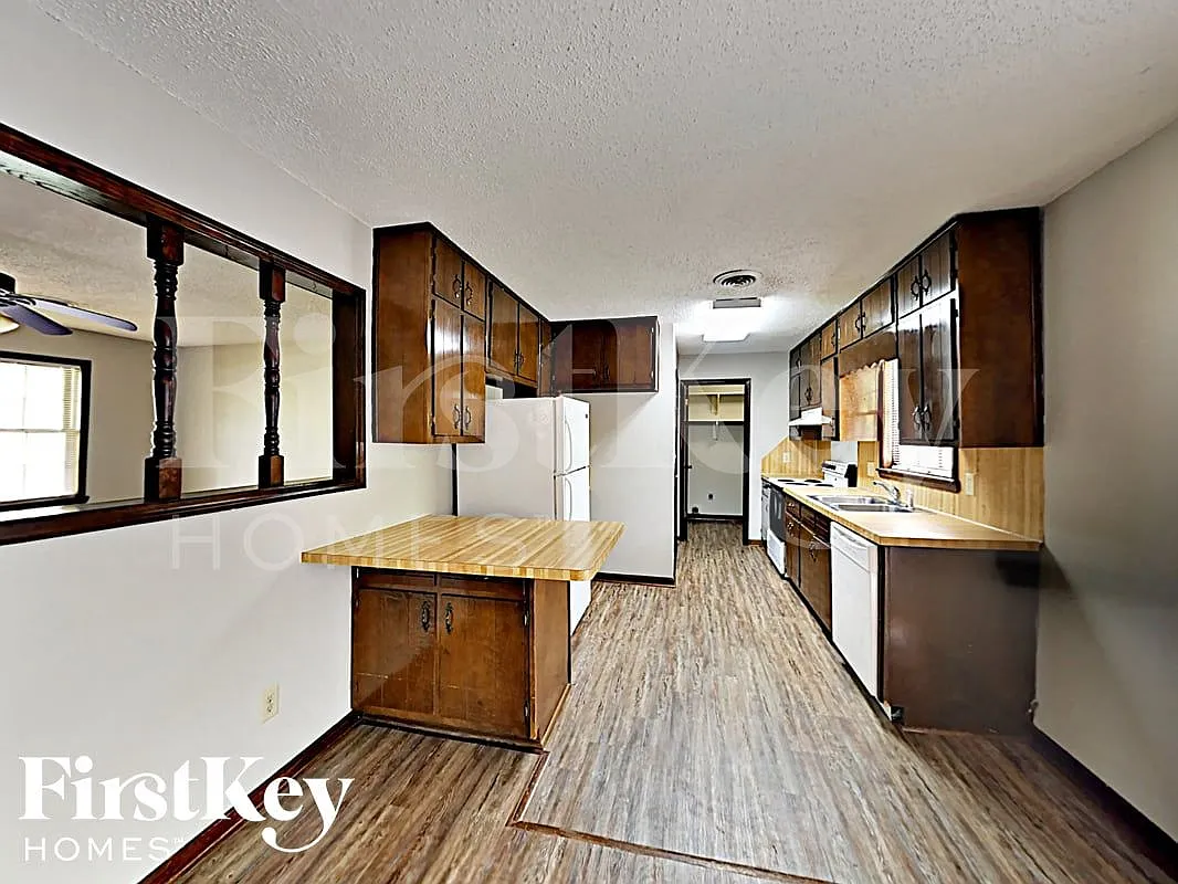 3 bed, 2.0 bath, 961 sqft, $1,915 — Photo 4