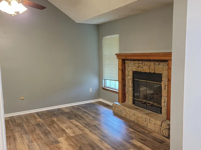 307 SE Greystone Dr — Photo 13