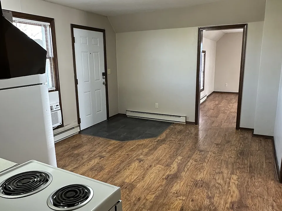 713 N Main St #1/2