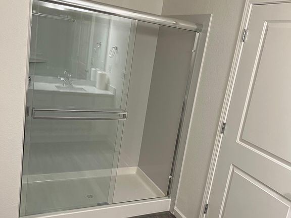 bathroom (1st floor)