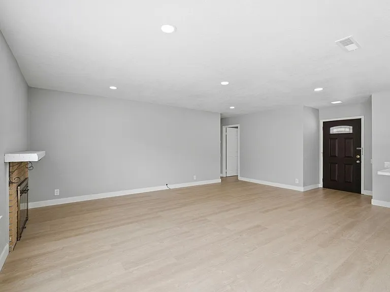 1857 Macduee Way — Photo 4