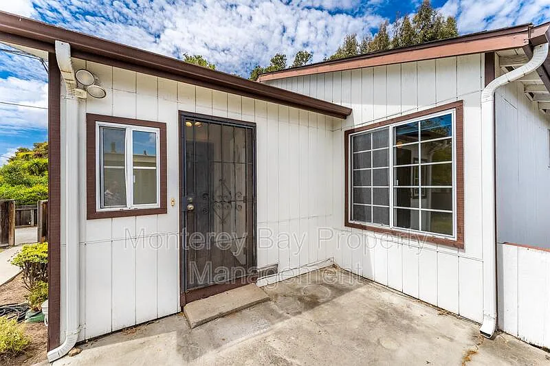 1023 Harcourt Ave photo 1