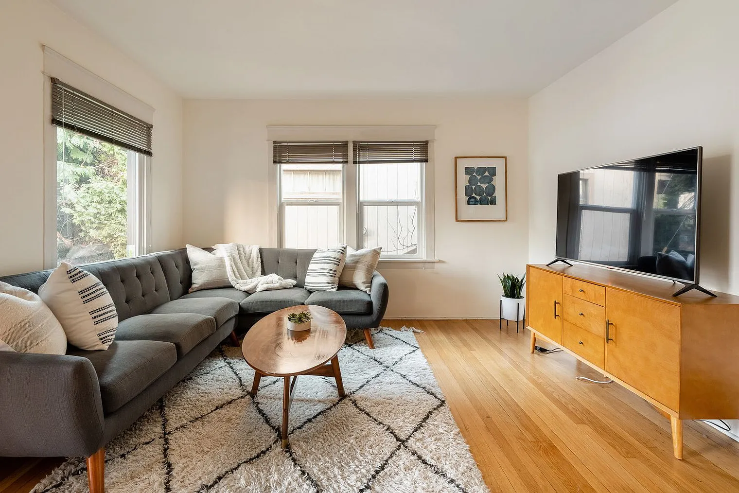 3 bed, 1.0 bath, 1442 sqft, $5,289 — Photo 2